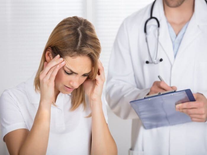 Patient avec une altération du cerveau fonctionnant chez le médecin